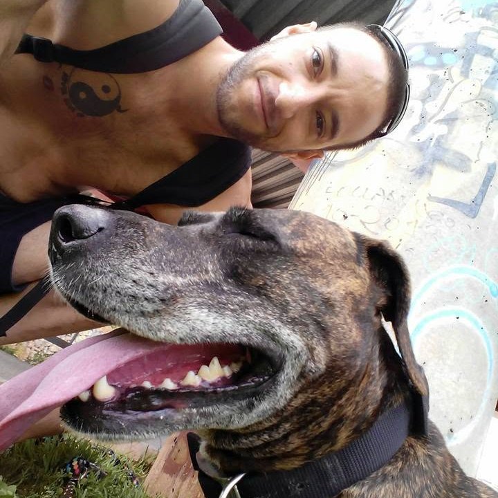Charlie con su perro, en un paseo